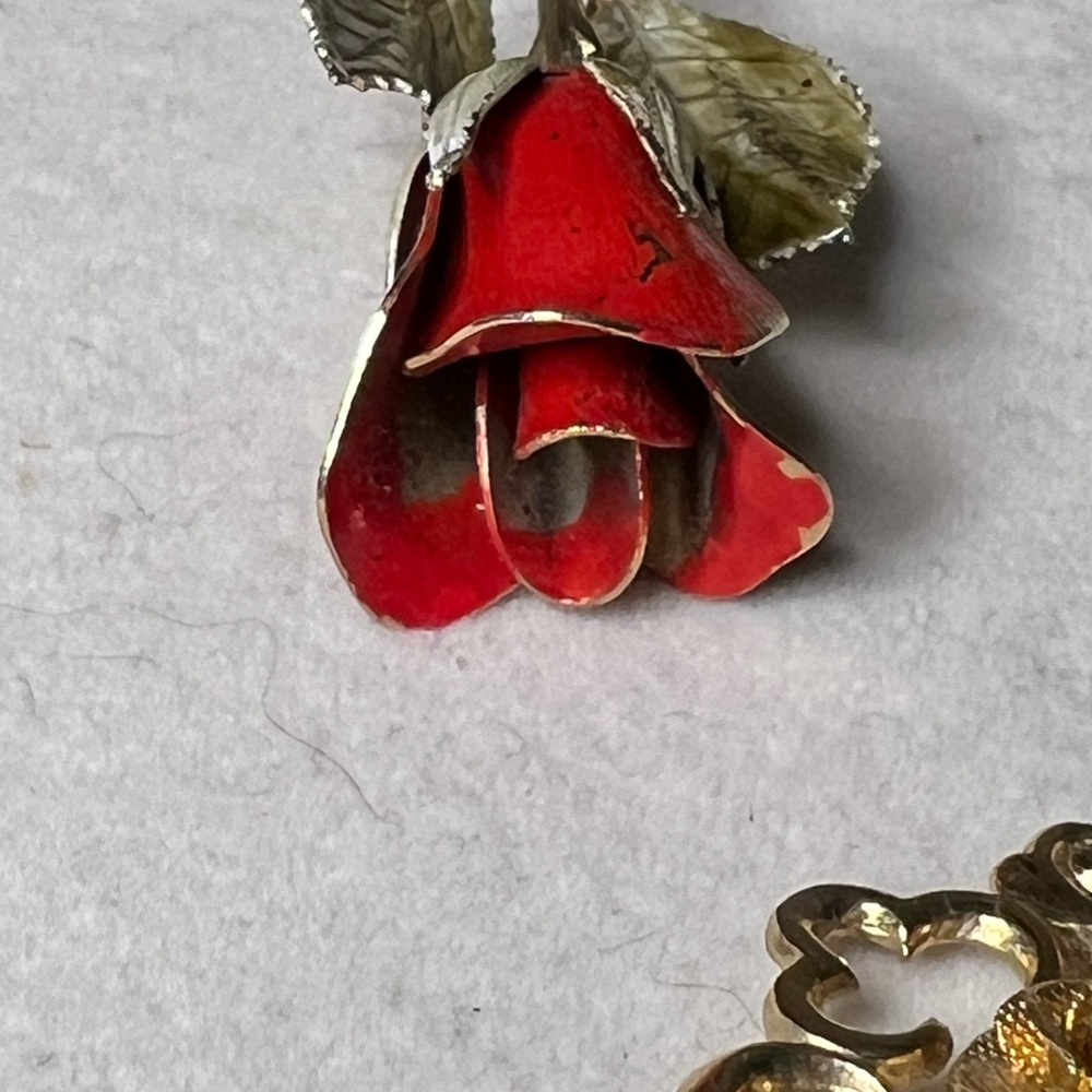 Lot of three vintage flower brooches, gold & enamel, great for Valentine’s Day! - Picture 14 of 17